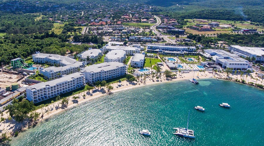 Riu Montego Bay adults-only all-inclusive resort in Jamaica with beachfront pools, modern rooms, and lively entertainment.